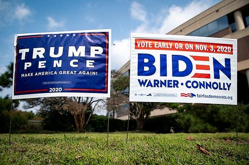 Photo of a Trump campaign lawn sign next to a Biden campaign lawn sign.